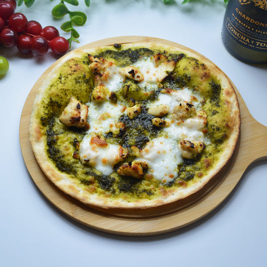 斜め上から撮影された、ジェノベーゼソースに真鯛とモッツァレラチーズがトッピングされているローマ風ピザ