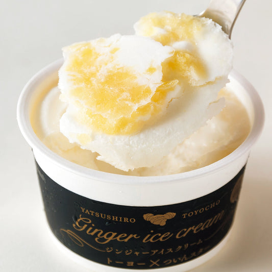 正面から撮影された、ジンジャーアイスクリーム。スプーンには果肉とアイスクリームが乗っている。
