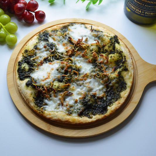 斜め上から撮影された、大葉ソースにモッツァレラチーズとちりめんじゃこがトッピングされているローマ風ピザ